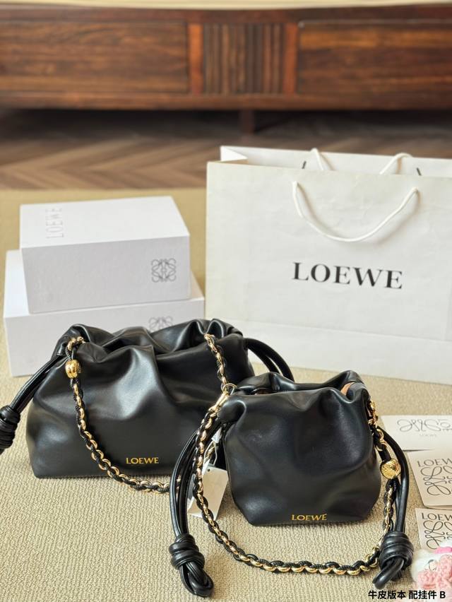 牛皮版本 P330 P300 Loewe 迷你羊皮 Purse 福袋 Loewe 兴 迷你柔软纳帕羊皮革 Flamenco Purse 福袋 采用褶皱设计，侧面