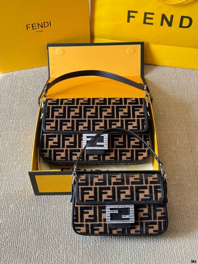 P220 P210 Fendi Vintage法棍包 2025年米兰时装周街拍中,潮人们背的最多的包包大概就是Fendi芬迪的这款腋下包了 经典布料 有种慵慵懒 P220 P210 Fendi Vintage法棍包 2025年米兰时装周街拍中,潮人们背的最多的包包大概就是Fendi芬迪的这款腋下包了 经典布料 有种慵慵懒