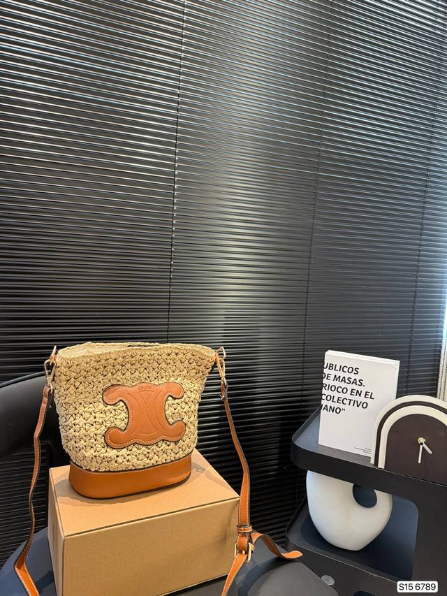 P150 配盒子 赛琳编织购物袋堪称潮包制作机,新年伊始,有一款默默卖翻的手提袋 在社群掀起极高讨论度,主要原因除了款式美之外,更应容量能装,超高Cp值等等优点 P150 配盒子 赛琳编织购物袋堪称潮包制作机,新年伊始,有一款默默卖翻的手提袋 在社群掀起极高讨论度,主要原因除了款式美之外,更应容量能装,超高Cp值等等优点