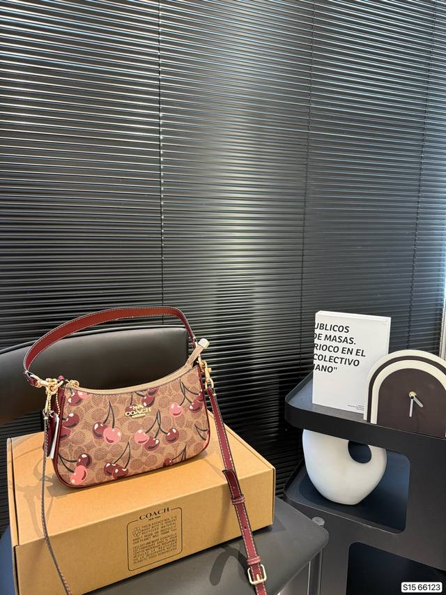 P150 配折叠盒子 Coach 蔻驰腋下包 单肩包斜挎包手提包购物袋 容量非常可，很实用的一款尺寸24 13 货号66123