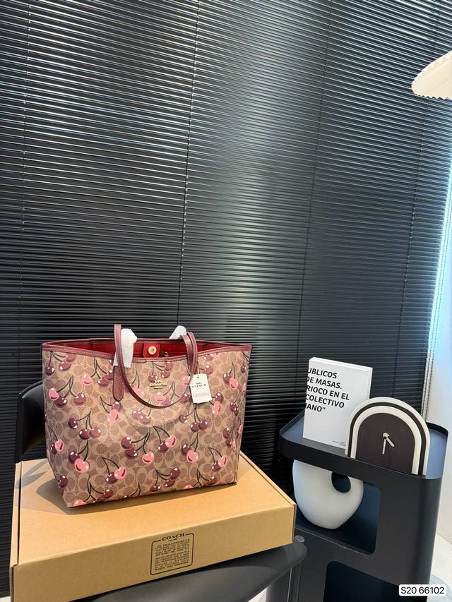 P180 配折叠盒子 蔻驰 新款购物袋 蔻驰专柜大热款 精购物袋 打造 品质一流 原版五金 最火单品 无可挑剔,爆款入手必备款 尺寸 32 28 货号66102 P180 配折叠盒子 蔻驰 新款购物袋 蔻驰专柜大热款 精购物袋 打造 品质一流 原版五金 最火单品 无可挑剔,爆款入手必备款 尺寸 32 28 货号66102