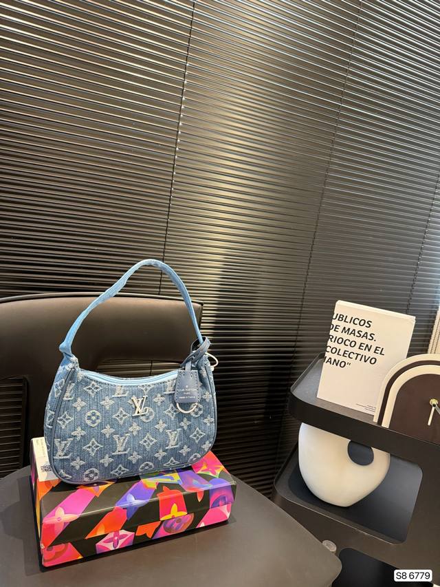 P100 配盒子 Lv腋下 有一点美式复古感慵懒又随性 夏天随便搭配都很好看! 尺寸:22 12 货号6779 P100 配盒子 Lv腋下 有一点美式复古感慵懒又随性 夏天随便搭配都很好看! 尺寸:22 12 货号6779