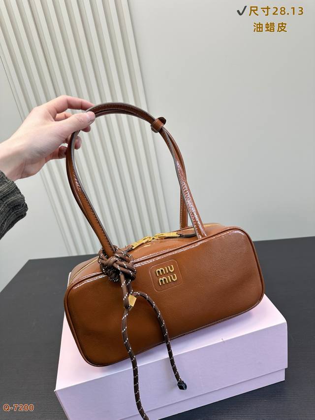 P190 配折叠盒 缪缪Miumiu 保龄球腋下包 质感很高级 容量超级大也很耐用 日常出街背它回头率百分百就是这种随性慵懒感 尺寸：28.13