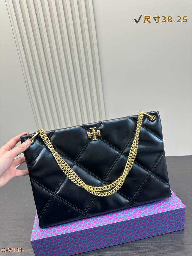 P200 配折叠盒 托里伯奇全新爆款购物袋 Kira 菱格绗缝手提托特包，材质柔软经久耐用，菱格形绗缝立体蓬松。柔软质感与立体剪裁，完美演绎经典廓形，搭配斜面双