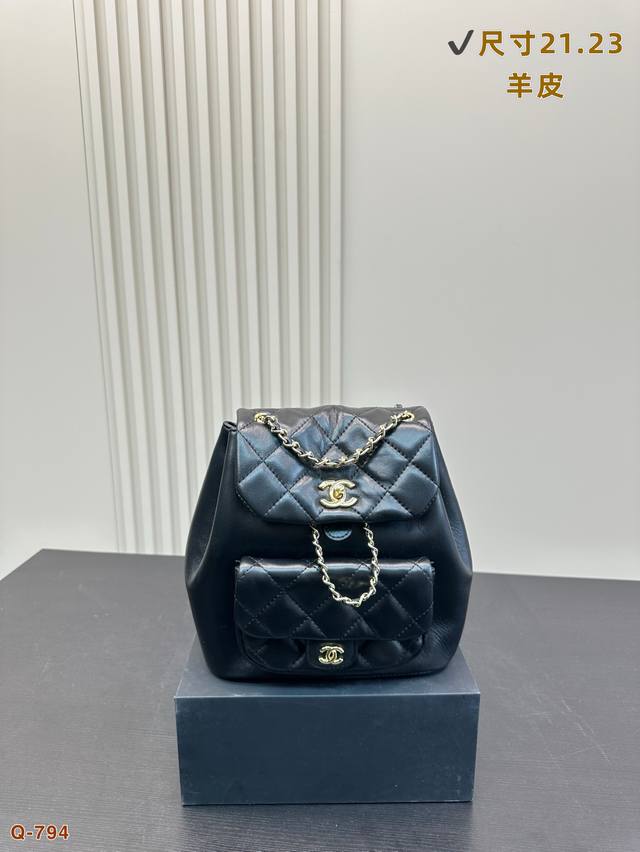 P200 配折叠盒 香奈儿Chane！ 香奶奶太会做双肩包了！羊皮原版五金 近几季的双肩都是声势浩大 依旧是我熟悉的复古感～只要时尚園有 Chanel在双肩包再