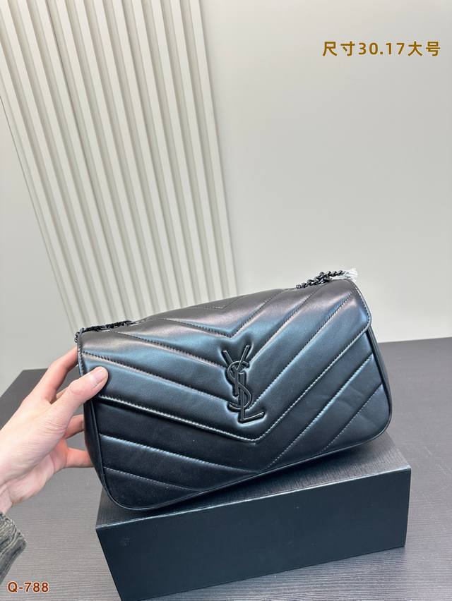 P190尺寸21.13小号 P210尺寸24.15中号 P220尺寸30.17大号 Ysl圣罗兰新款的Loulou 柔软细腻的小羊皮信封式手袋精致的工艺打造出每