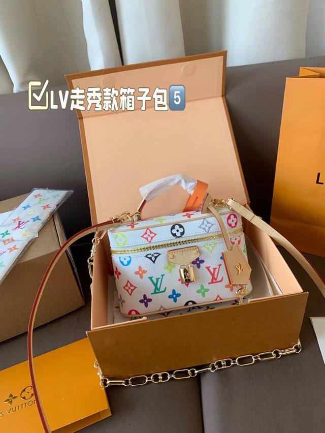 P230 折叠飞机礼盒 Lv新款走秀款箱子包 Lv小箱子 近几年Lv的脑洞真的是越开越大,20Ss春夏新款 设计独特而经典 方正小巧的独特造型,搭配各种复古的颜 P230 折叠飞机礼盒 Lv新款走秀款箱子包 Lv小箱子 近几年Lv的脑洞真的是越开越大,20Ss春夏新款 设计独特而经典 方正小巧的独特造型,搭配各种复古的颜