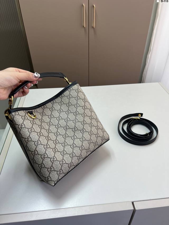 P140 Gucci 酷奇水桶包 任何搭配都能够轻松驾驭 低调有质感 容量也很可 D-113尺寸20×20折叠盒