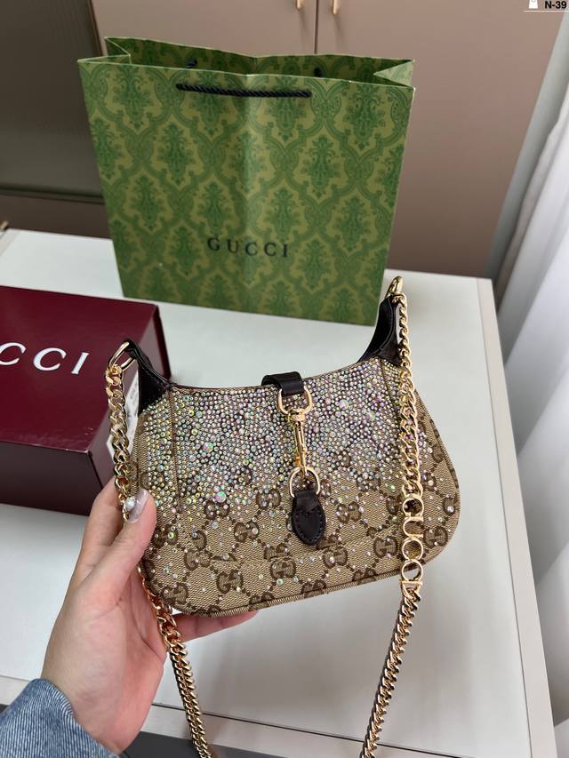 P170 Gucci酷奇Jackie 很经典 很复古哦！ 手机Max都可以放下哦！ N-39尺寸20×13折叠盒