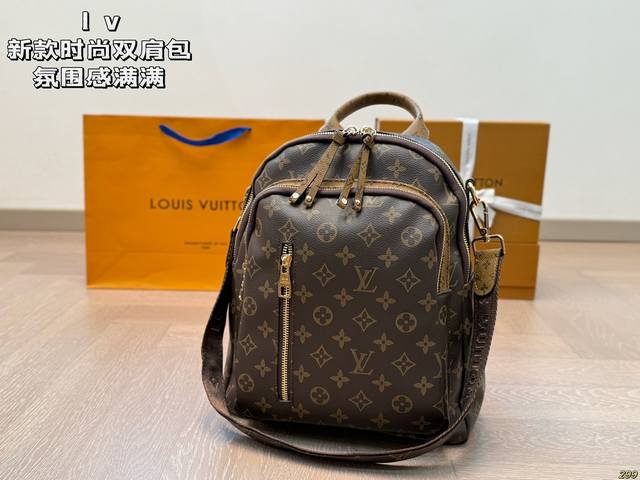 P140 Lv新款时尚双肩包 氛围感满满的一款 任何风格都能轻松驾驭 有质感 容量也很可 尺寸： 26 32