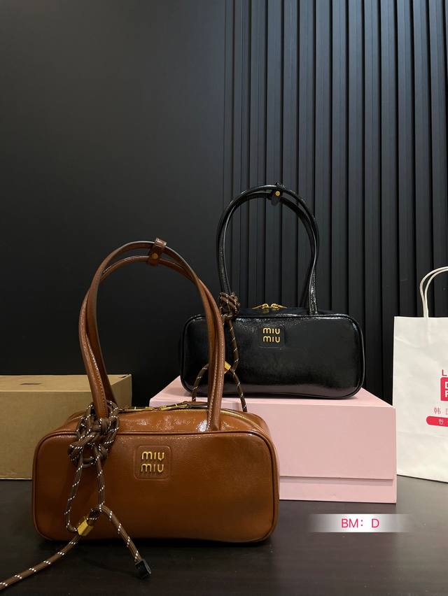 P190 配折叠礼盒 Miumiu保龄球 复古时髦:融入复古元素，如做旧的五金配件，搭配漆皮材质，营造出复古又摩登的氛围，体现了品牌对复古风格的独特诠释. 实用