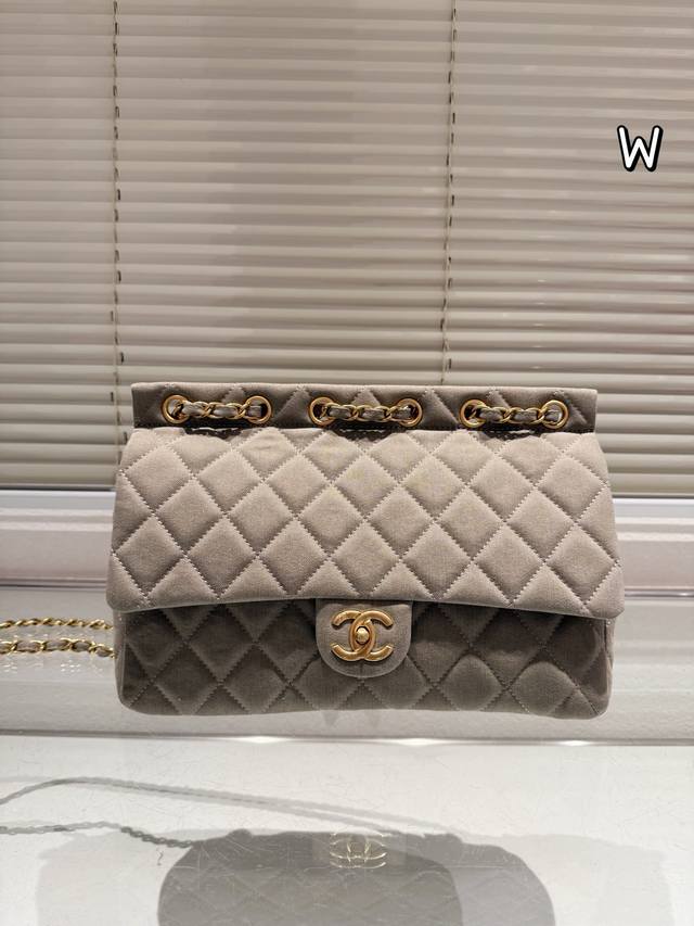 P250 无性别的Chanel牛仔宝宝真的很香 在Chanel其他个别系列价格P趋于平稳后。牛仔依然坚挺甚至还有继续向上的大好势头 这只牛仔包包虽然很极品但是却