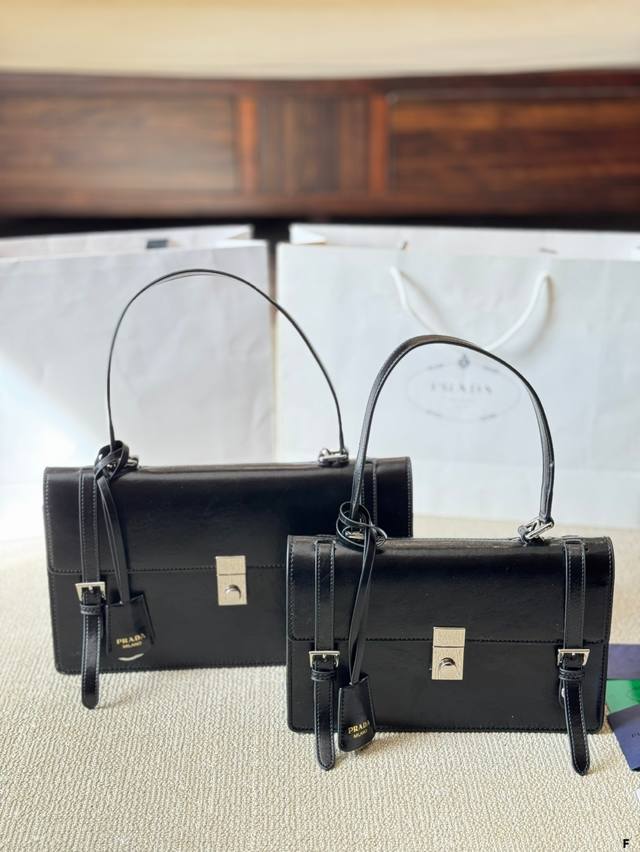 P230 P210 Prada . 手提包 普拉格新款油蜡皮女包 找到了梦中情包 油蜡皮复古质感升级，内衬采用小羊皮，手感细腻～ 时髦精必备！大小号两个尺寸哦～
