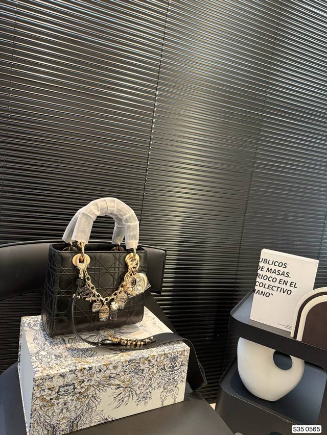 P280 配折叠盒子 迪奥戴妃包 Sdior戴妃包太好看了吧！ 优雅指数拉满 搭配简洁风格的衣服整个人气质就上来了 而且容量完全可以满足日常要求 日常聚会逛街都