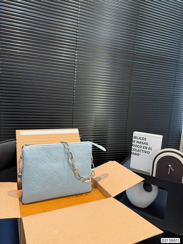P250 配飞机盒折叠盒子 Lv 走秀新款Cousin 目测又是下一个女明星，时尚博主必备单品，Lv独有的亮金色金属，作为本次设计的肩带粗链条，抓眼球效果非常到