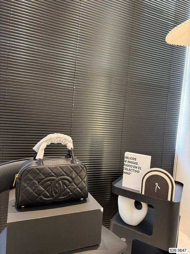 P220 配折叠盒子 Chanel 香奈儿保龄球包 对对大包情有独钟的宝 子看过来，使用率超高的，它不止适合旅行使用，平时也是非常实用的宜 搭是我很喜欢的一种超