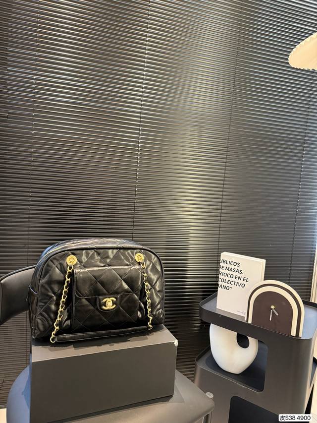 P300 配折叠盒子 Chanel 香奈儿保龄球包 对对大包情有独钟的宝 子看过来，使用率超高的，它不止适合旅行使用，平时也是非常实用的宜 搭是我很喜欢的一种超