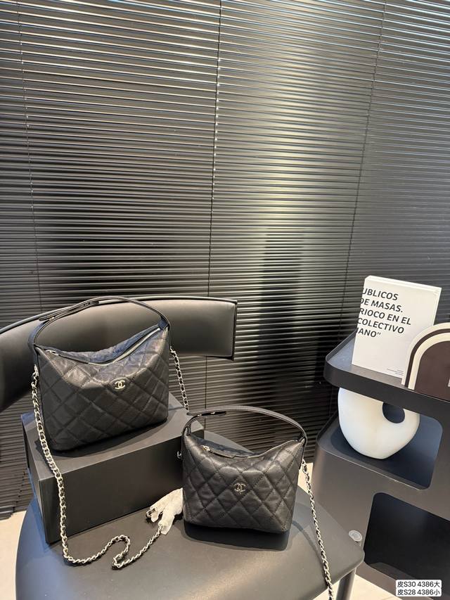 大号 P250 小号 P230 配折叠盒子 香奈儿饭盒包 很有质感又很轻松的一个包型 貌美又实用 尺寸：大号18 15 小号15 13 货号4386