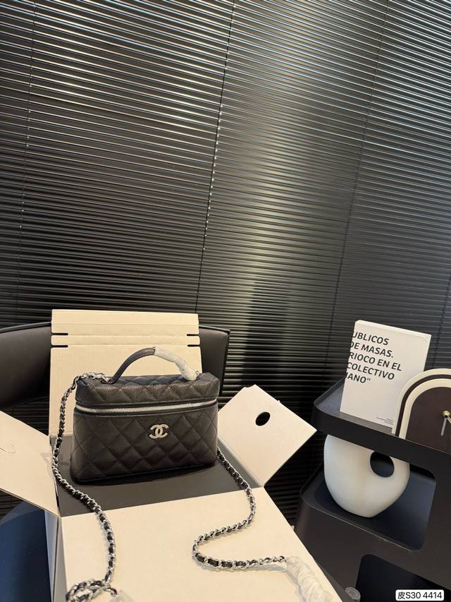 P250 配飞机盒折叠盒子 香奈儿Chanel 化妆包. 质感很高级 容量超级大也很耐用日常出街背 它回头率百分百 就是这种随性慵懒 尺寸：19 12 货号44