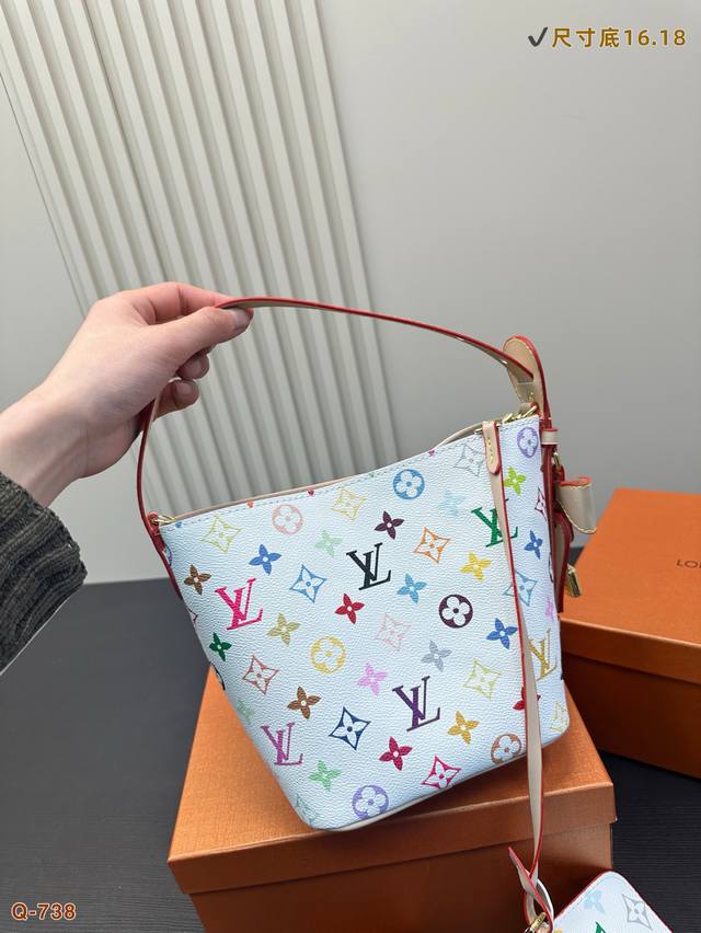 P120 配礼盒 Lv上新黑马是村上隆All In Bb水桶包 Lv尤物人间白三彩真漂亮啊白三彩系列每一只都值得收藏这只All In Bb好好看 又可以搭配俏皮