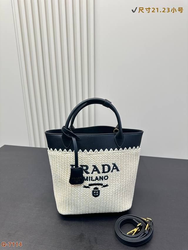 P160尺寸小号21.23 P160尺寸横款29.20 P180尺寸大号31.33 普拉达Prada阳光普拉达草编包购物袋的夏天啦，马上夏天了，来推荐这只Pra