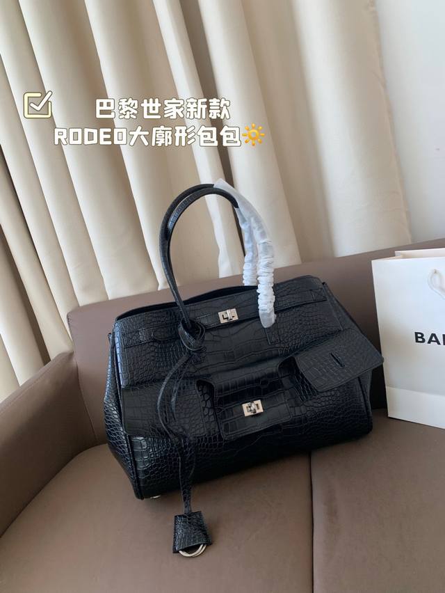 P250 巴黎世家新款Rodeo大廓形包包 柔软的大廓形包包 上身慵懒感立刻Get、 真的很喜欢又方便又酷的超实用大包 尺寸38 28
