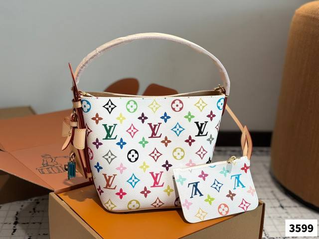 P200 配盒 Size：18*16Cm All In Bb重磅来袭新色 这谁看了不迷糊呀 白三彩没想到越看越喜欢 有两幅面孔L家 Aii In Bb 25Ss