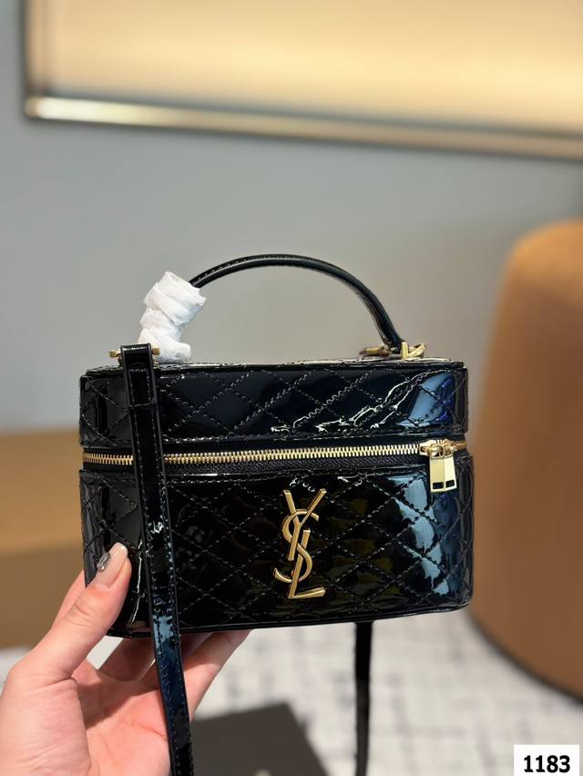 P170 漆皮圣罗兰小盒子包 新款乖巧的Gaby小包包 手拎或者斜挎都 日常的物品统统放的下 尺寸：18.5 12