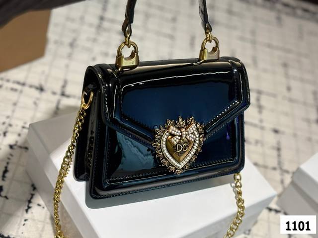 P170 配盒子 Dg杜嘉班纳链条包 包包实在是太太太温柔了， 拿在手上少女感十足，仿佛时间停滞在听你诉说你们的故事~高级感满满 #杜嘉班纳Dg 尺寸19.17