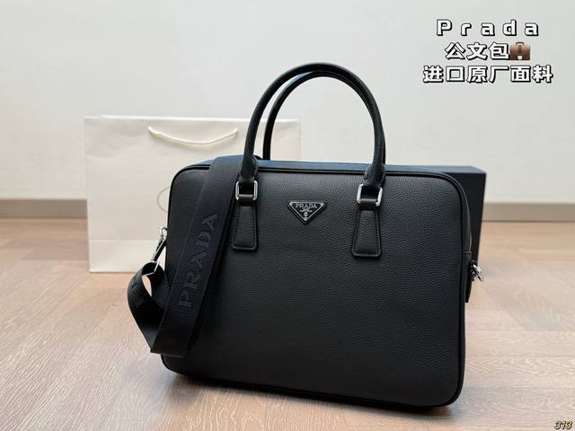P350 普拉达Prada公文包 进口原厂面料 超高清五金Logo标志、专用里内里。 超顺滑拉链、油边超平滑、 做工精致每个细节到位！潮男必备款。 尺寸 37