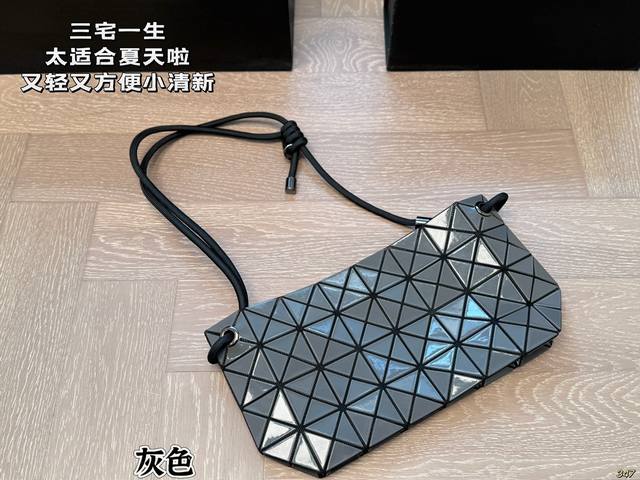 P100 三宅一生 太适合夏天啦 又轻又方便小清新~ 包身显现出丰满的外形。 尺寸23 15