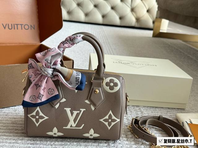 P230 新款 配盒 Size: 20*14Cm L家 Ss Speedy Nano 一起感受Nano的快乐~ 这个大小刚刚好哦! 拎一个小包包真的爱了爱了~ P230 新款 配盒 Size: 20*14Cm L家 Ss Speedy Nano 一起感受Nano的快乐~ 这个大小刚刚好哦! 拎一个小包包真的爱了爱了~