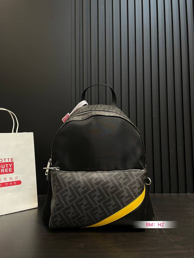 P200 芬迪 Fendi 老花双肩包 新款老花双肩背包，诠释经典，巧饰细节，可以让两条肩带变一条单肩款式。颜值与实用性兼具的一款双肩包，设有一个双向拉链隔层、