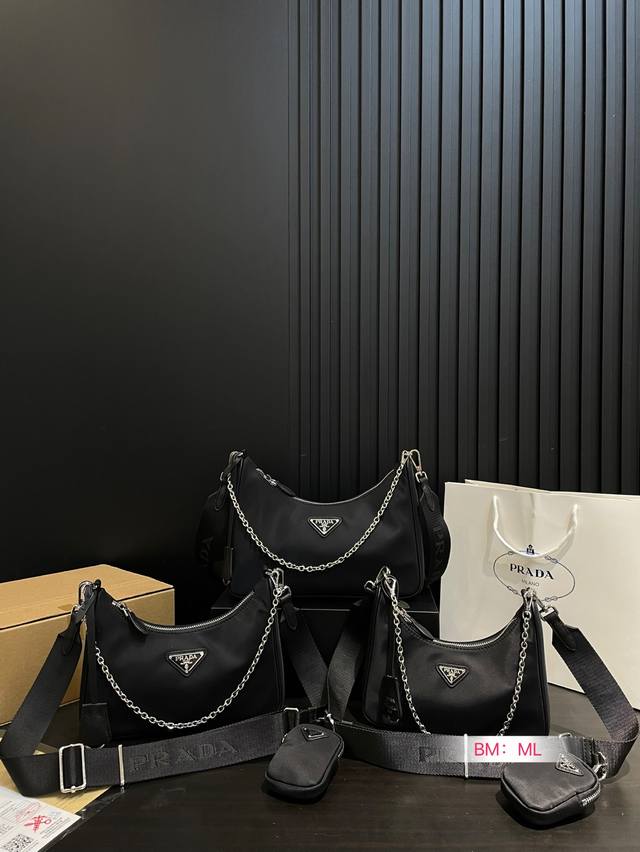 小号 P160 中号 P170 大号 P180 配折叠礼盒 Prada普拉达Hobo三合一菱格腋下包 脑子里是瞬间相出了N种搭配方式，非常的百搭，上身也非常的好