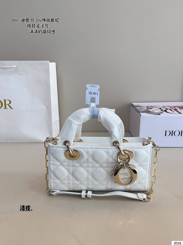 P250 配礼盒. 迪奥Dior Lady D-Joy横版戴妃包 Lady D-Joy传承经典迪家风格,以建筑感线条比例重塑经典,彰显无尽诗意与高贵优雅气质 横 P250 配礼盒. 迪奥Dior Lady D-Joy横版戴妃包 Lady D-Joy传承经典迪家风格,以建筑感线条比例重塑经典,彰显无尽诗意与高贵优雅气质 横