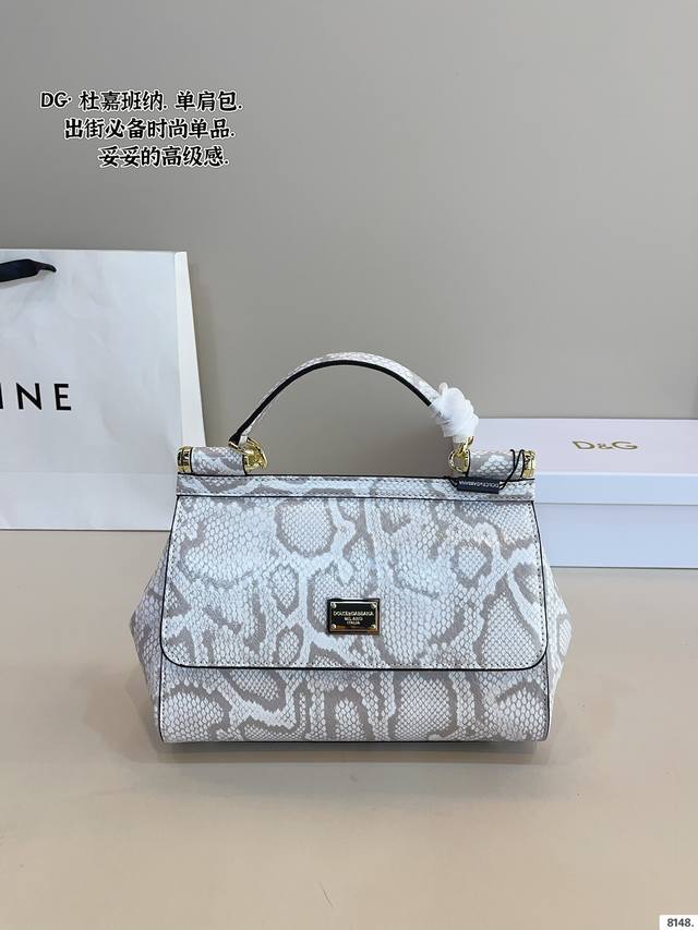 P180配礼盒. 杜嘉班纳 西西里手袋. 精致小巧，特别适合 穿连衣裙和搭配牛仔裤，搭配连衣裙，精致奢华，搭配牛仔裤，时髦减龄。这样一只迷你包，还有谁 不爱呢尺