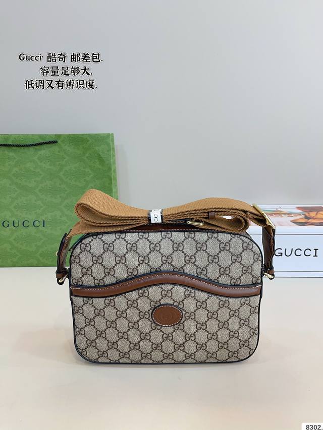 P160 配礼盒 Gucci酷奇Ophidia斜挎包. Gg男包来咯～ 随着时间成长，经久耐看且永不过时的元素 这款包包造型小巧，依旧是复古的调性，方方正正的包
