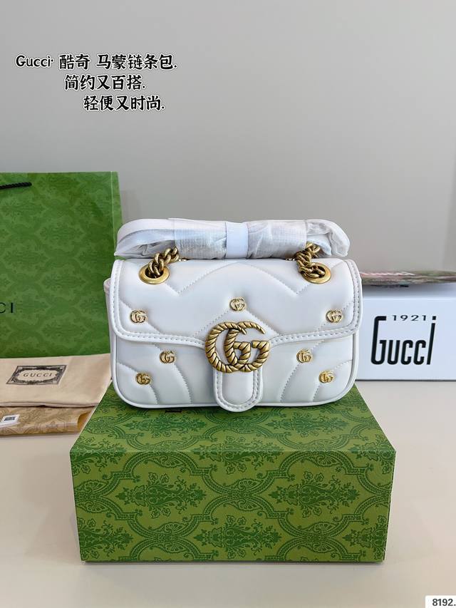 P230 配礼盒. 酷奇 Gucci Marmont徽章链条包 时髦拿捏住啦 不显老气好好搭啊 而且貌美气质加成好高的呀～ 爱死了这份从容优雅：尺寸：21*5