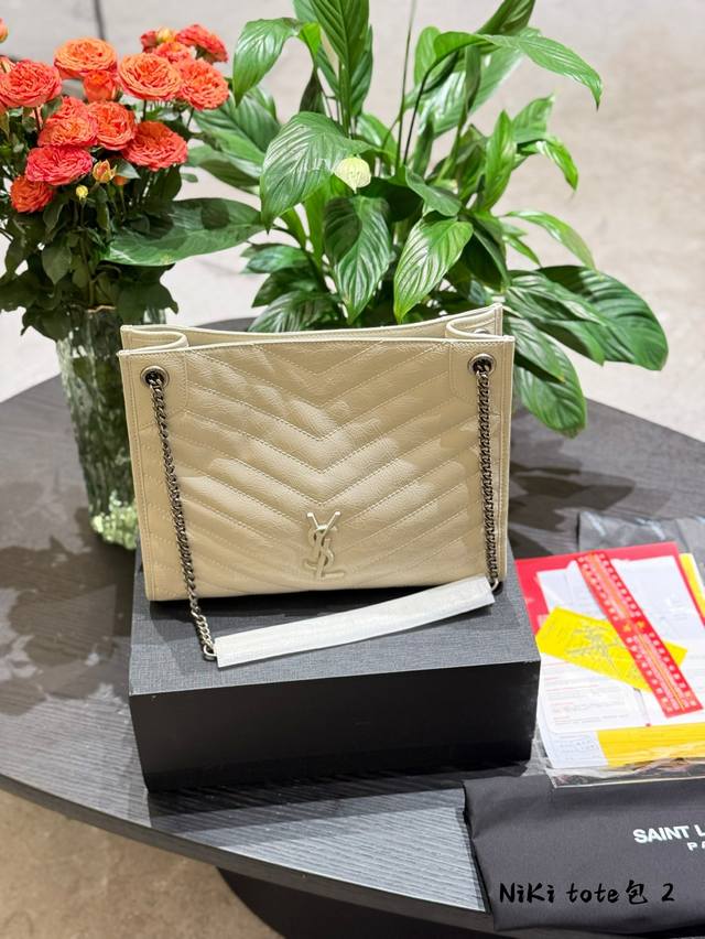 ysl Niki Totep240 ysi大爆款。 简单的购物袋重造型简约大气，皮质柔软舒适空间宽敞上身效果无敌 司单肩斜挎可流浪背，性价比超高白 全新配件齐全