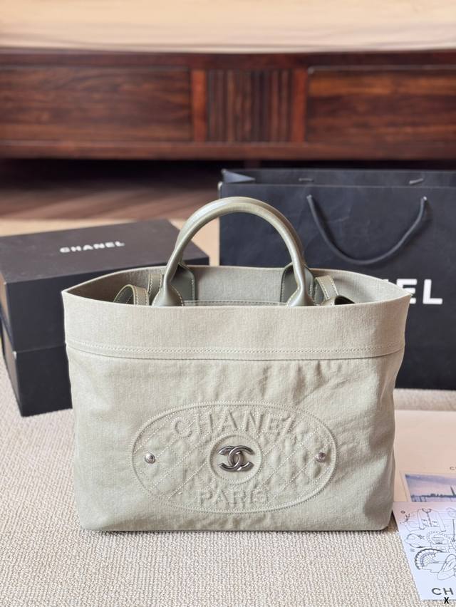 p230 chanel 2Way托特包 单肩背或者手提着都很好看 包身是带点儿灰调的牛仔 所以不重也耐用 日常通勤放电脑或者出街帅气凹造型 都妥妥的合适！ 尺寸