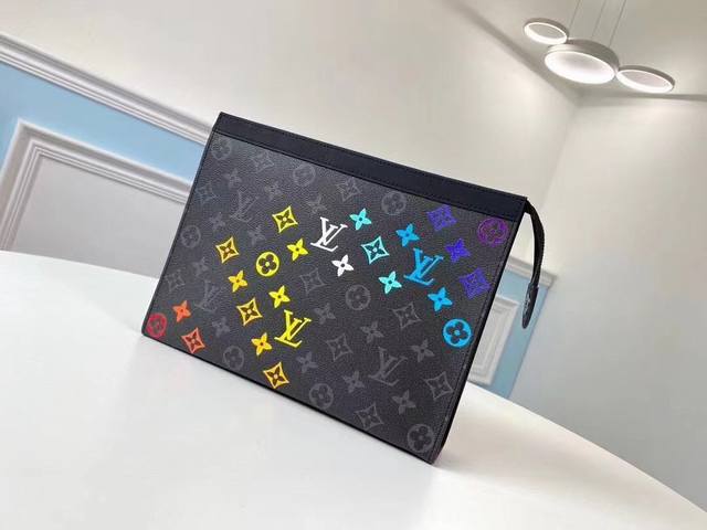 p90【V家】M61692彩虹 Monogram Eclipse帆布裁制而成，此款风格硬朗的全新中号手袋可轻松收纳个人必备物品。尺寸：26X20X5Cm