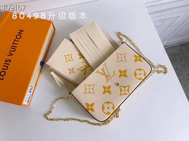 p110 pochette 链条包特别款 FéLicie Pochette 链条包以微妙渐变色彩渲染 Monogram Empreinte 软粒面皮革，其上浮现