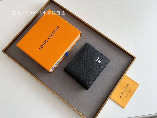 p70 原版 #Multiple 十字纹五金 钱夹 这款Multiple皮夹采用Damier帆布制造，可收纳信用卡、纸币、票据等。 型号：60895五金. 型号