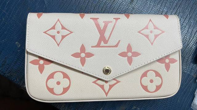 p110 M82047 M69977 M81759 本款 Pochette FéLicie 链条包选用 Monogram Empreinte 皮革，以淡雅色彩描
