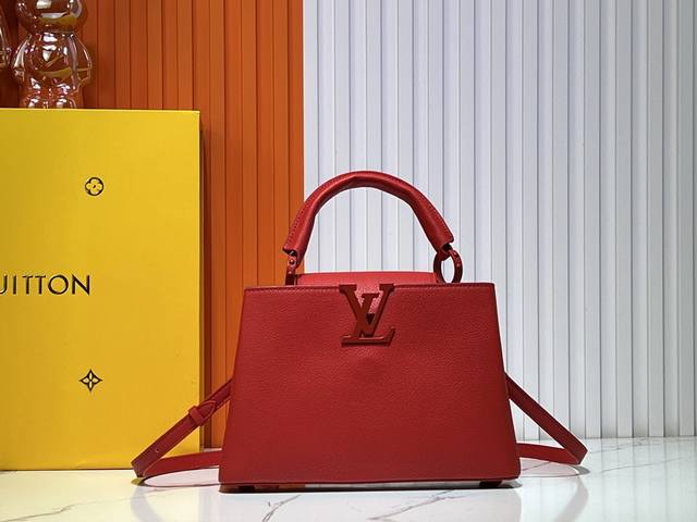 批230升级原版M94519 M25255 M25256 M11798本款 Capucines Bb 手袋为哑光 Taurillon 牛皮革搭配金属件，令经典设