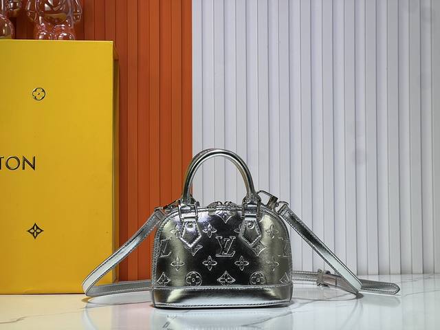 批170M11835 M53151 M82717 Lvski 系列的Alma 迷你手袋向路易威登典藏硬箱汲取灵感，为Monogram 压纹涂层帆布渲染崭新 Mo