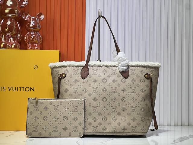 批180羊羔绒，M40995 中号购物袋路易威登新款 Neverfull 全新演绎经典手袋，探索袋内精致细节。重新设计的内袋采用了清新的织物内衬和灵感源自路易威
