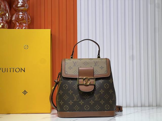 批210达芙妮双肩包M43599/44391/43560柔软的皮革材质、标志性的Lv扭锁设计，此款Lockme背包以崭新的造型进一步丰富了多样百变的Lockme