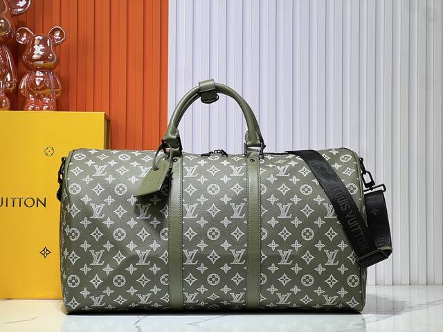 批300 M12504 M41416 本款Keepall BandoulièRe50旅行袋拥有Monogram Shadow压纹牛皮革的雅致色调，为经典设计注入
