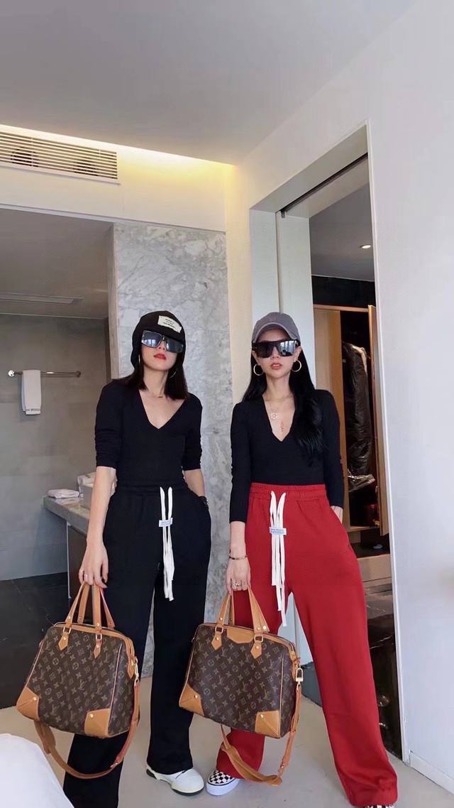 批180超级大爆款正品复刻M40325这款Retiro 手袋以标志性的老花面料制成,搭配奢华的黄皮饰边,经典永恒。优雅低调的外形设计和宽敞的包身更加入了实用性。 批180超级大爆款正品复刻M40325这款Retiro 手袋以标志性的老花面料制成,搭配奢华的黄皮饰边,经典永恒。优雅低调的外形设计和宽敞的包身更加入了实用性。